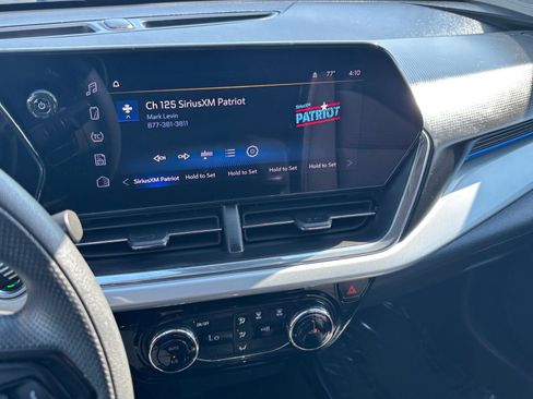 Used 2025 Chevrolet Trax LT FWD image 17