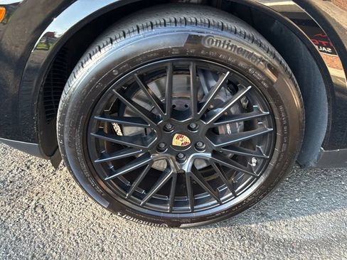 Used 2023 Porsche Cayenne Platinum Edition AWD/4WD image 9