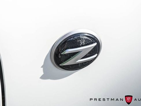 Used 2016 Nissan 370Z Coupe RWD image 4