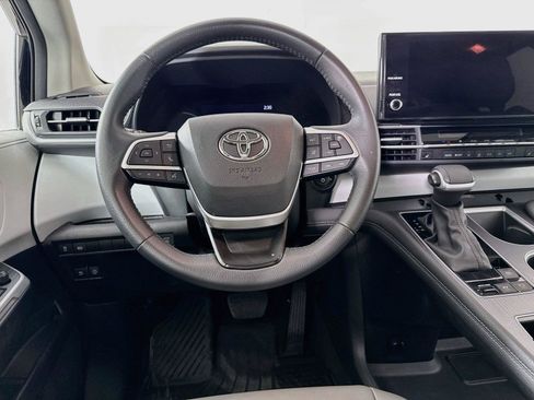 Certified 2025 Toyota Sienna XLE FWD image 32