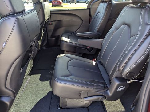 New 2026 Chrysler Pacifica Select image 9