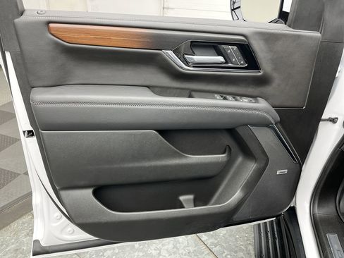 Certified 2025 GMC Yukon XL Denali w/ Sun & Power Step Package image 8