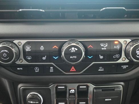 Used 2025 Jeep Gladiator Mojave w/ Convenience Group image 3