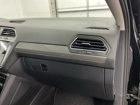 Used 2022 Volkswagen Tiguan SE image 12