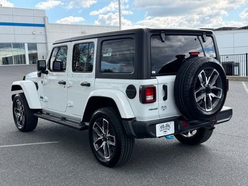 Used 2024 Jeep Wrangler Unlimited w/ Convenience Group AWD/4WD image 11