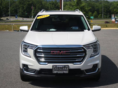 Used 2022 GMC Terrain SLT w/ Infotainment Package II FWD image 2
