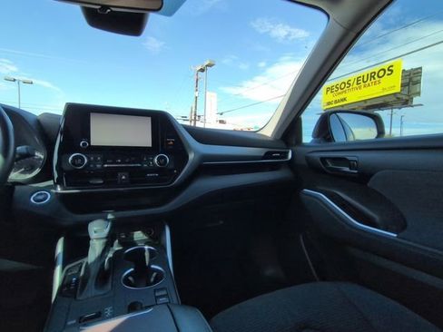 Used 2023 Toyota Highlander LE image 3