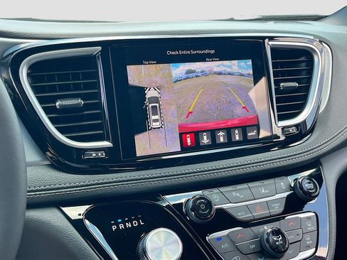 New 2026 Chrysler Pacifica Limited FWD image 14