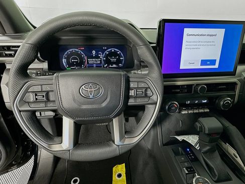 Certified 2025 Toyota Tacoma TRD Off-Road AWD/4WD image 11