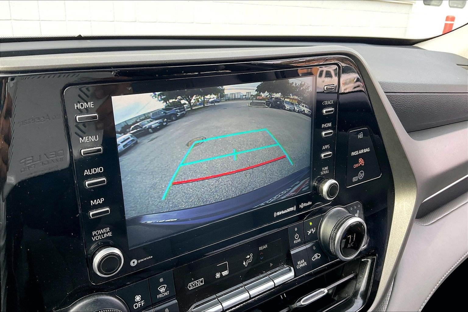 Used 2021 Toyota Highlander XLE AWD/4WD image 26