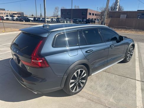 Used 2020 Volvo V60 T5 Cross Country image 10