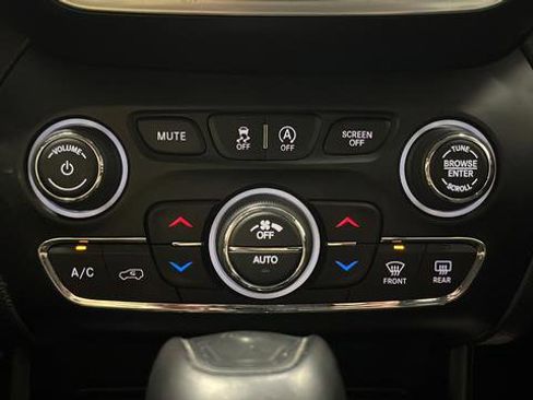 Used 2022 Jeep Cherokee Trailhawk w/ Sun, Sound & Nav Group AWD/4WD image 18