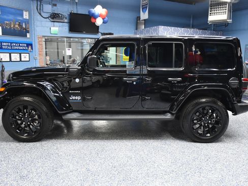 Used 2024 Jeep Wrangler Unlimited Sahara w/ Technology Group image 11