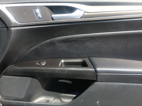 Used 2017 Ford Fusion SE w/ Fusion SE Technology Package FWD image 33