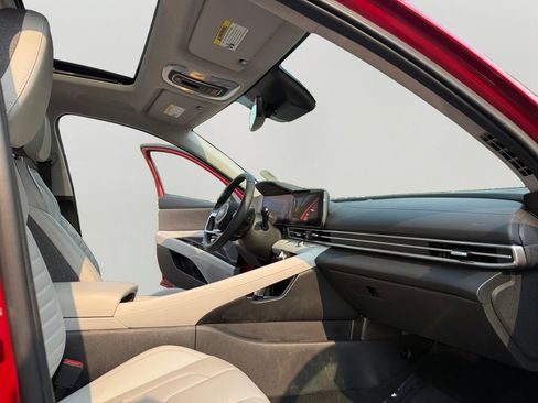 Used 2025 Hyundai Elantra Limited FWD image 11