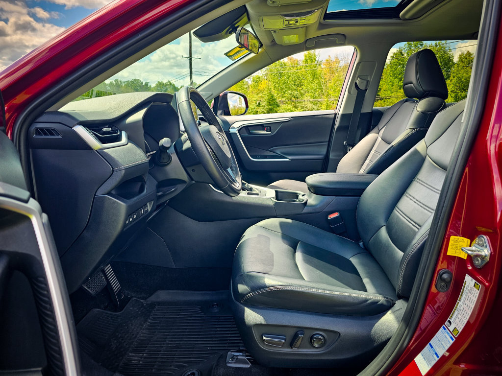 Used 2019 Toyota RAV4 XLE Premium w/ Cold Weather Package AWD/4WD image 12
