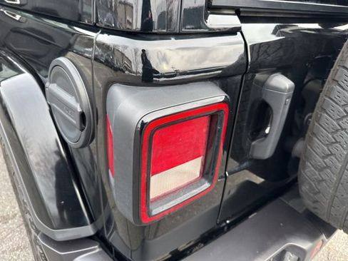 Used 2022 Jeep Wrangler Unlimited Sahara image 34