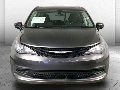 Used 2022 Chrysler Voyager LX FWD image 2