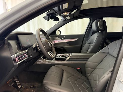 Used 2024 BMW 760i xDrive w/ Premium Package 2 AWD/4WD image 5