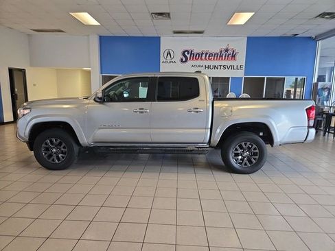 Used 2022 Toyota Tacoma SR5 w/ Technology Package RWD image 5
