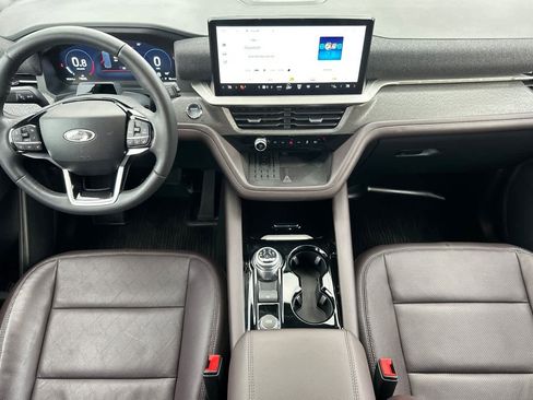 Certified 2025 Ford Explorer Platinum image 3