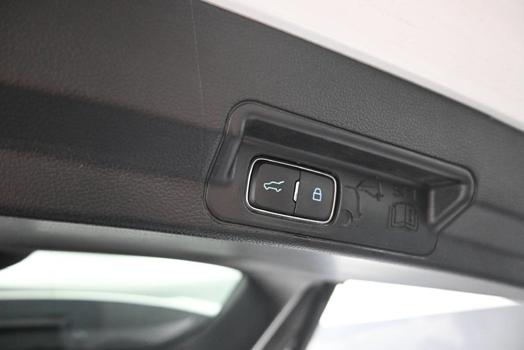 Used 2021 Ford Explorer Limited w/ Equipment Group 301A AWD/4WD image 14