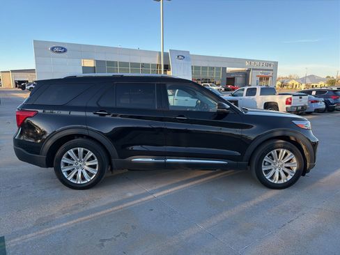 Used 2022 Ford Explorer Limited w/ Limited Technology Package image 2