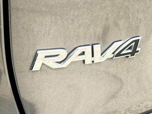 Used 2021 Toyota RAV4 LE FWD image 8