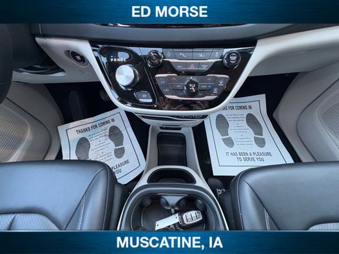 Used 2024 Chrysler Pacifica Touring-L FWD image 11