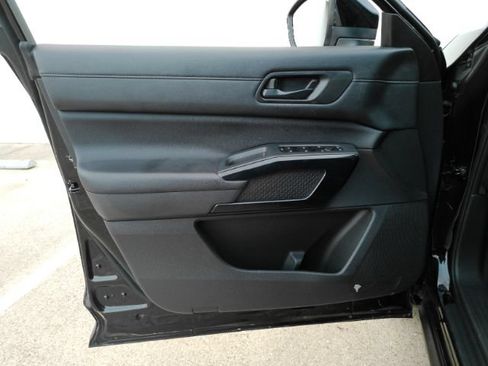 Used 2025 Nissan Pathfinder SV FWD image 11