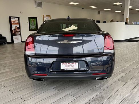 Used 2018 Chrysler 300 S w/ 300S Premium Group RWD image 8