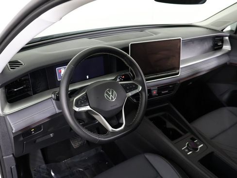 Used 2025 Volkswagen Tiguan SE AWD/4WD image 28