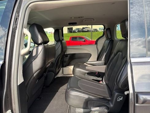 Used 2023 Chrysler Pacifica Touring-L FWD image 25