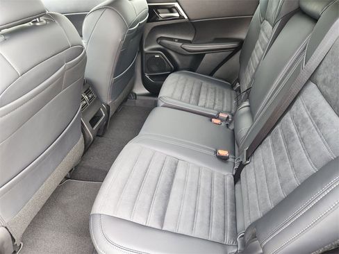 New 2025 Mitsubishi Outlander SE image 19