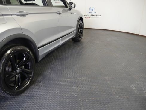 Used 2023 Volkswagen Tiguan SE R-Line AWD/4WD image 4