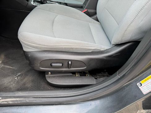 Used 2019 Chevrolet Cruze LT w/ Convenience Package FWD image 21