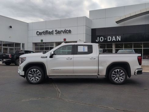 Used 2024 GMC Sierra 1500 Denali w/ Denali Reserve Package AWD/4WD image 8