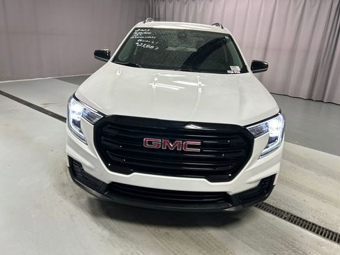 Used 2023 GMC Terrain SLE w/ Driver Convenience Package image 2