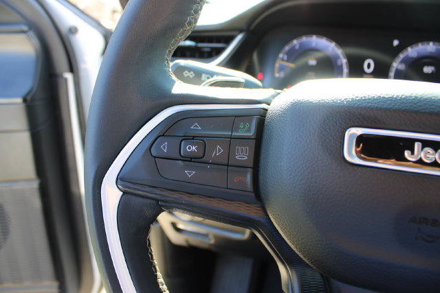 Used 2024 Jeep Grand Cherokee Altitude AWD/4WD image 12