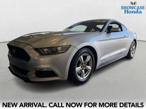 Used 2015 Ford Mustang Coupe image 2