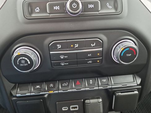 Used 2022 Chevrolet Silverado 1500 Custom image 18