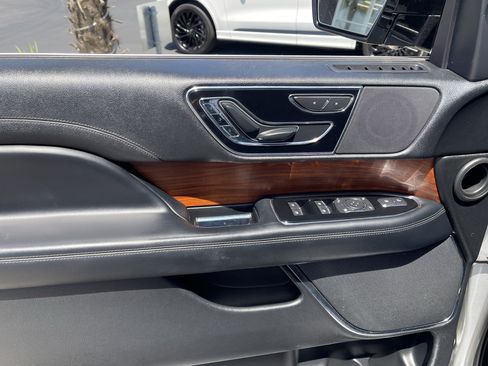 Used 2019 Lincoln Navigator Select AWD/4WD image 15