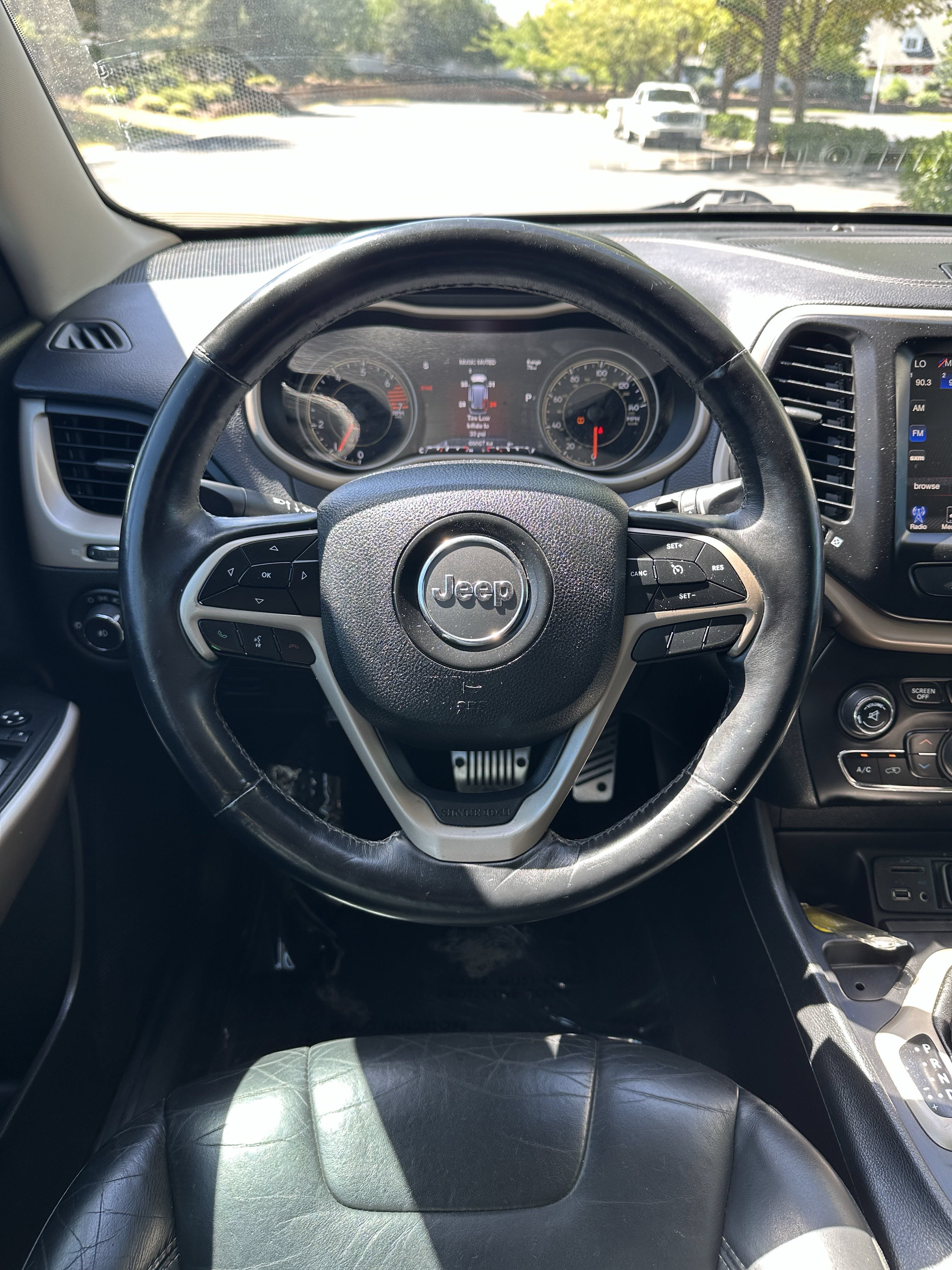 Used 2018 Jeep Cherokee Limited FWD image 14