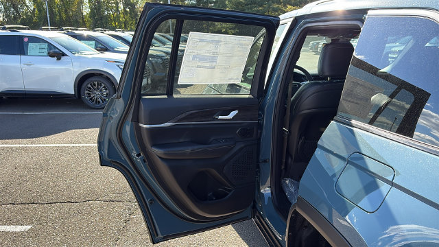 New 2027 Jeep Grand Cherokee Limited AWD/4WD image 21