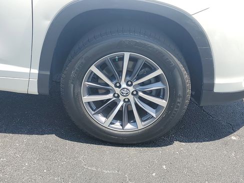 Certified 2017 Toyota Highlander XLE FWD image 7