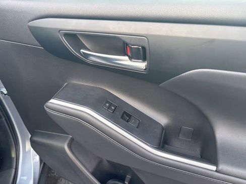 Certified 2024 Toyota Highlander XLE image 10