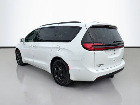 Used 2021 Chrysler Pacifica Touring-L w/ Uconnect Theater Family Group image 3