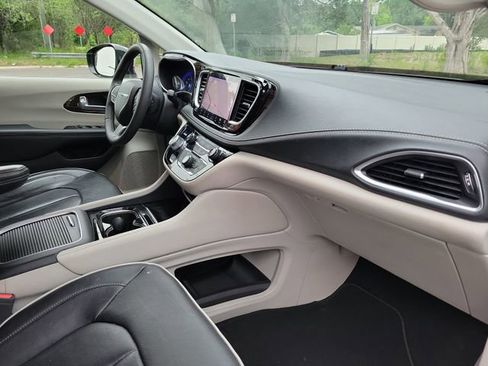 Used 2023 Chrysler Pacifica Limited FWD image 34