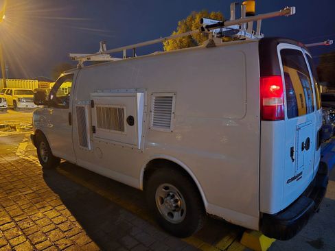 Used 2014 Chevrolet Express 2500 image 10