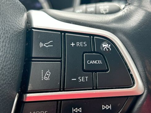 Used 2022 Toyota Highlander Limited FWD image 19